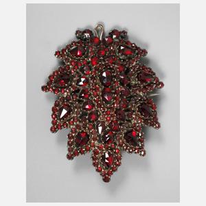 Granatbrosche als Blatt