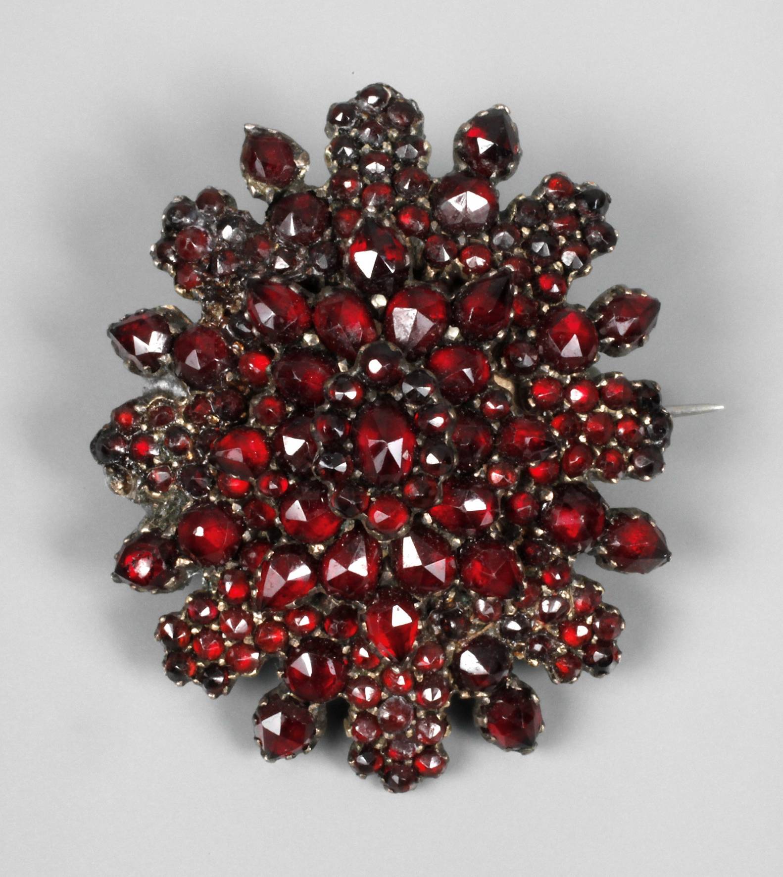 Medaillonbrosche mit Granatbesatz