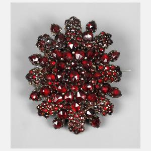 Medaillonbrosche mit Granatbesatz