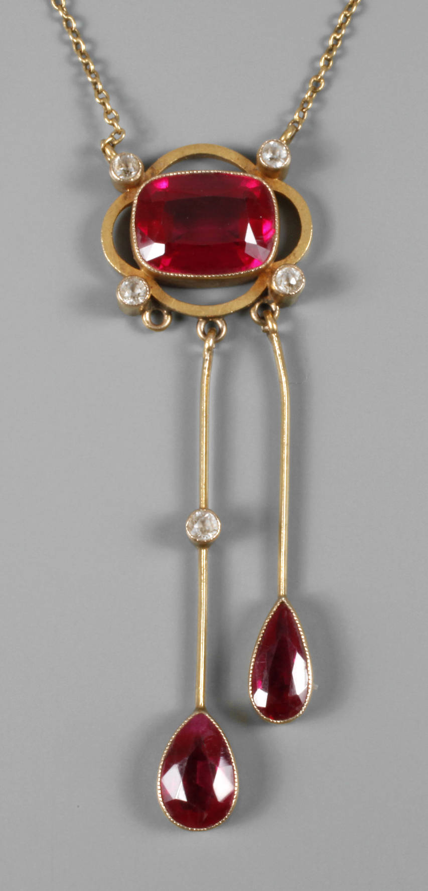 Collier mit synthetischen Rubinen und Diamanten