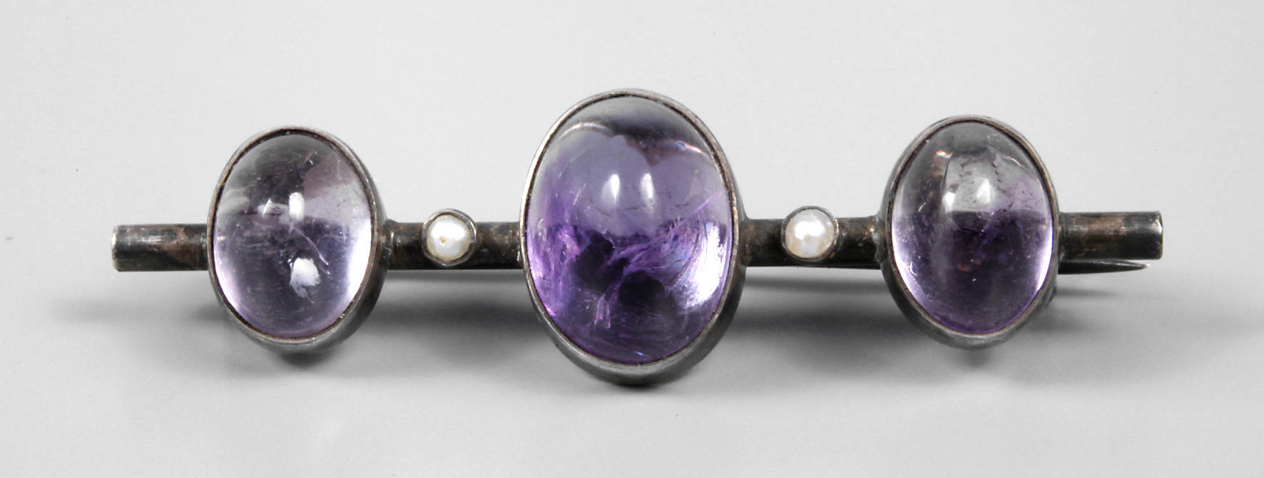 Stabbrosche mit Amethystcabochons und Saatperlen