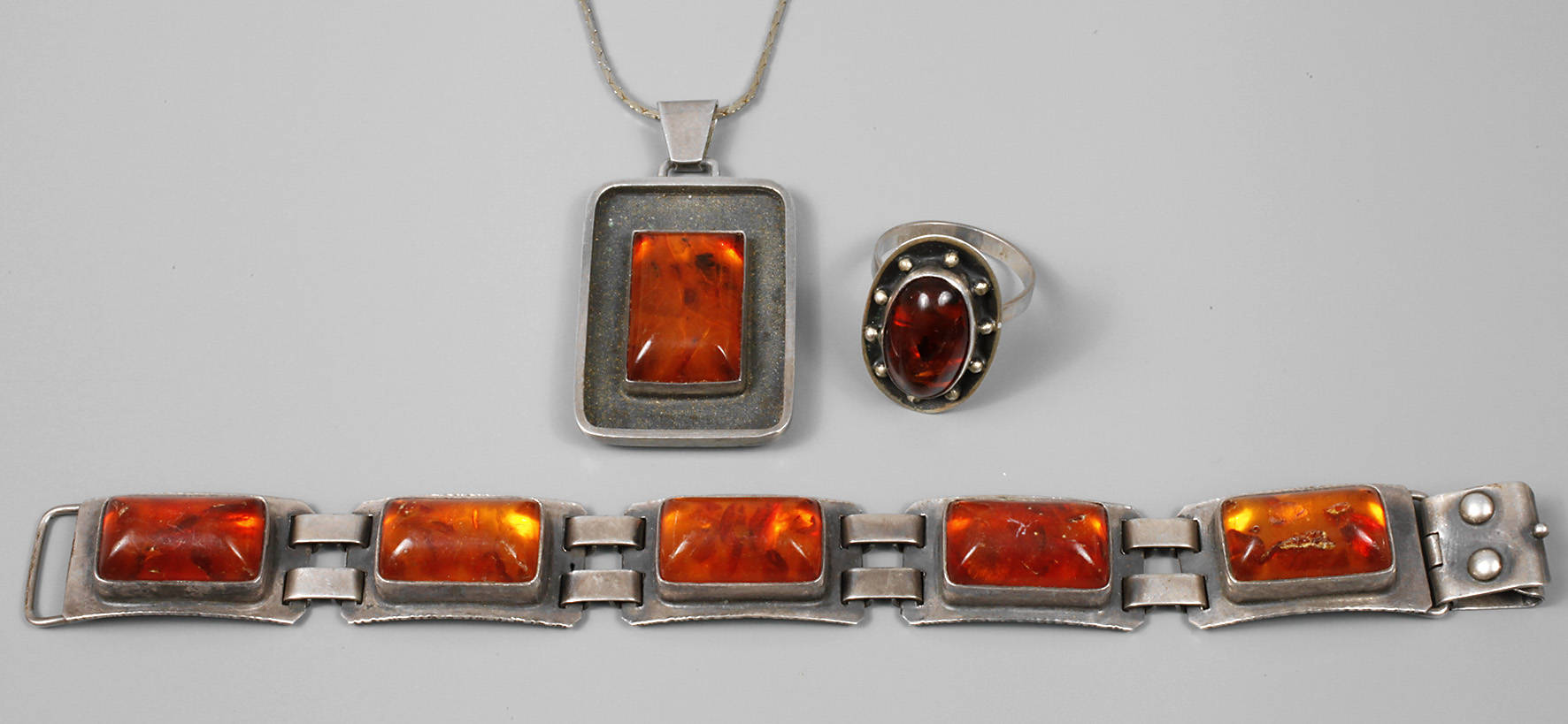 Georg Kramer, Schmuckset mit Bernsteinen