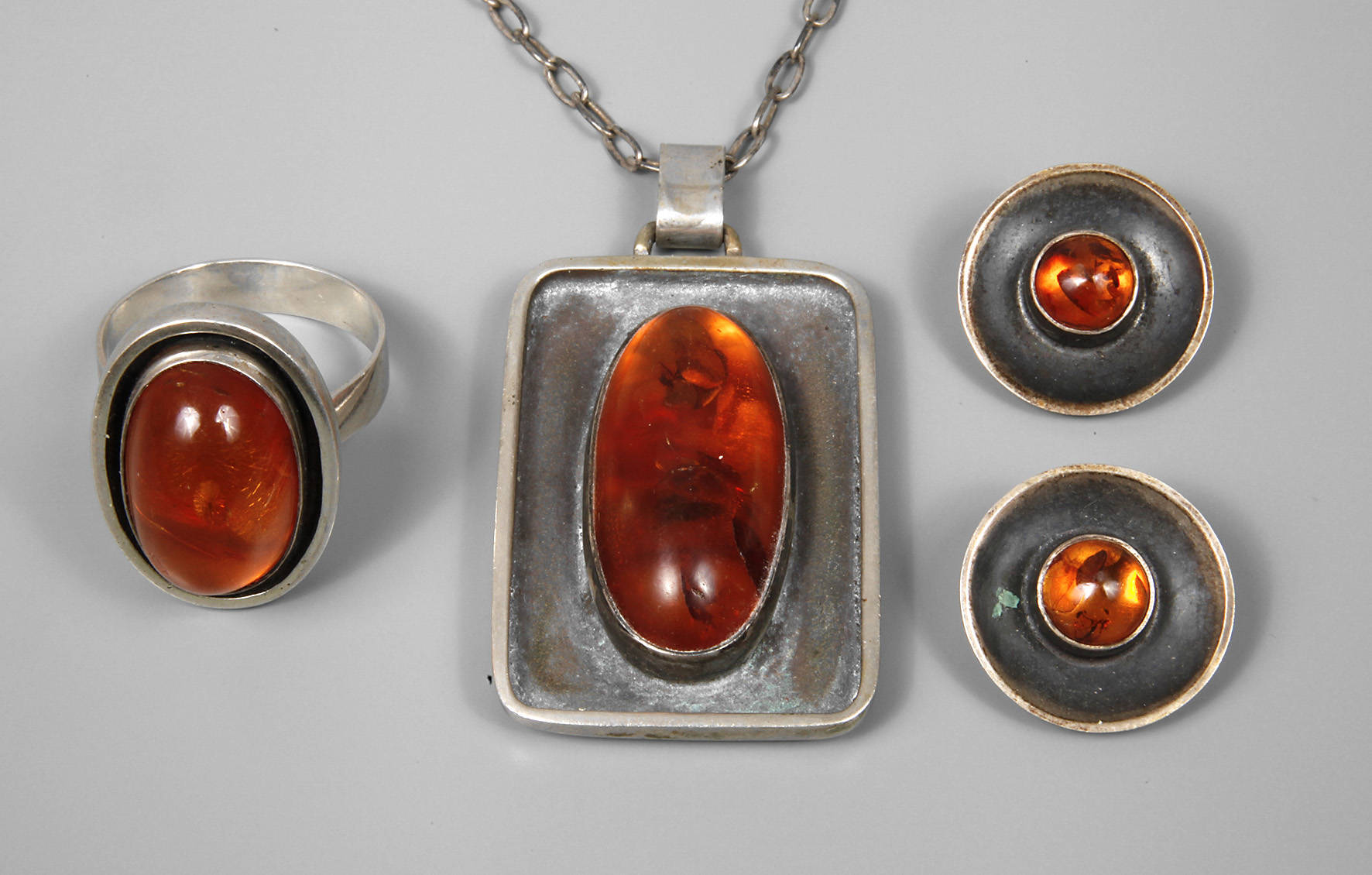 Georg Kramer, Schmuckset mit Bernsteinen