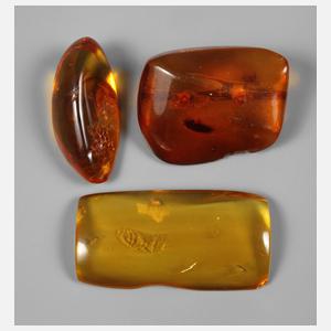 Drei geschliffene Bernsteine