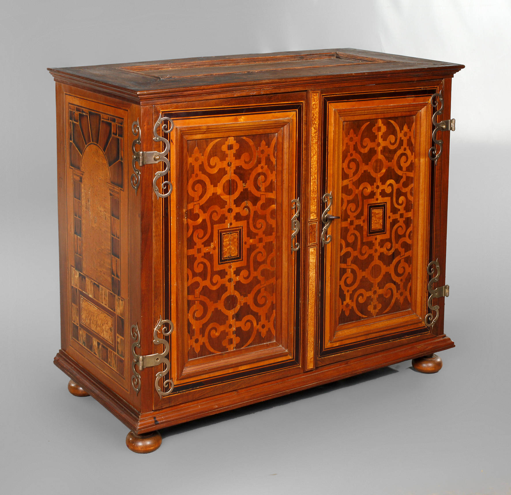 Intarsierter Kabinettschrank