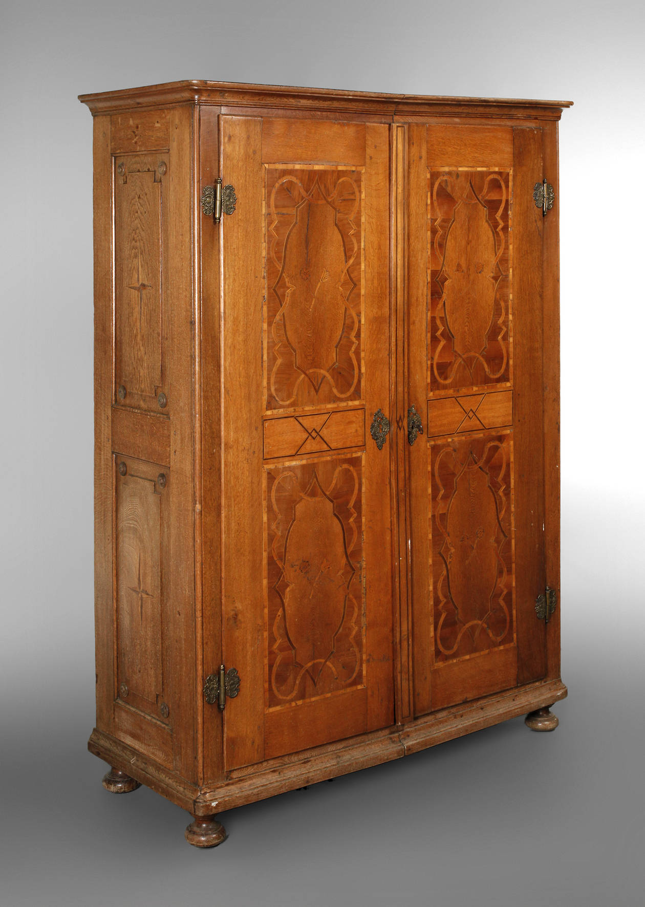 Intarsierter Barockschrank