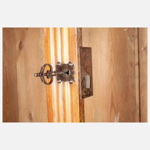 Spätbarocker Kleiderschrank