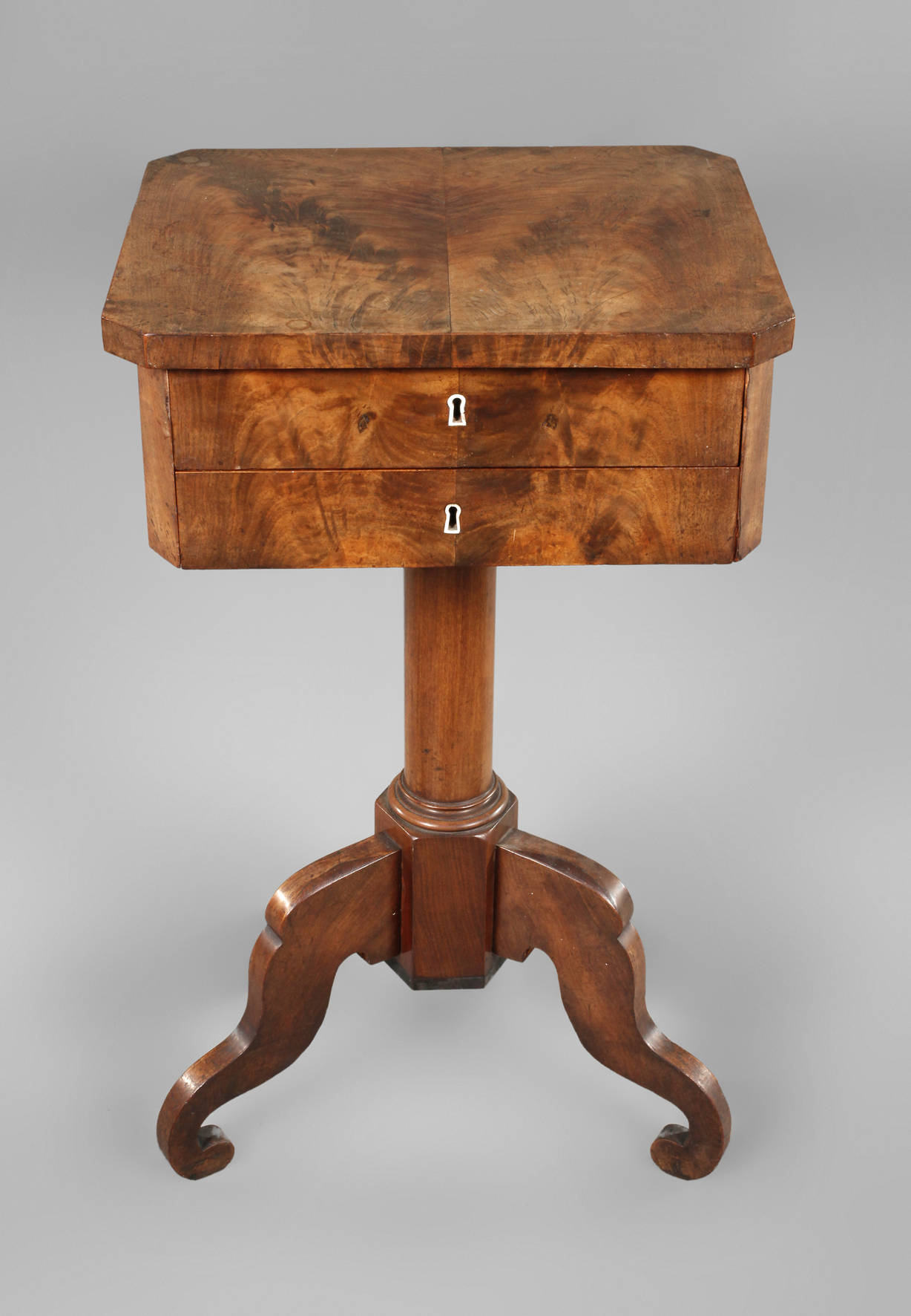 Biedermeiernähtisch