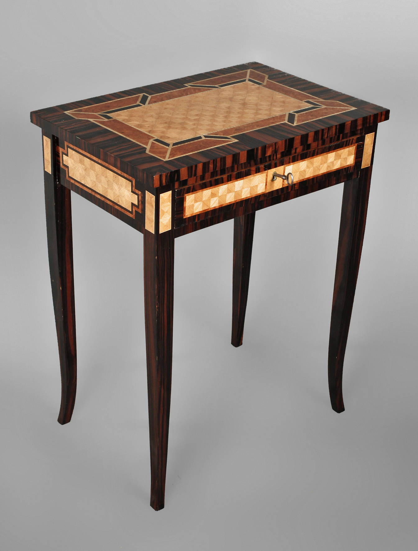 Kleiner intarsierter Tisch