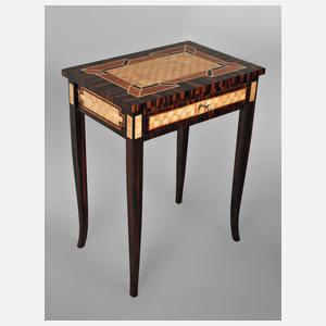 Kleiner intarsierter Tisch