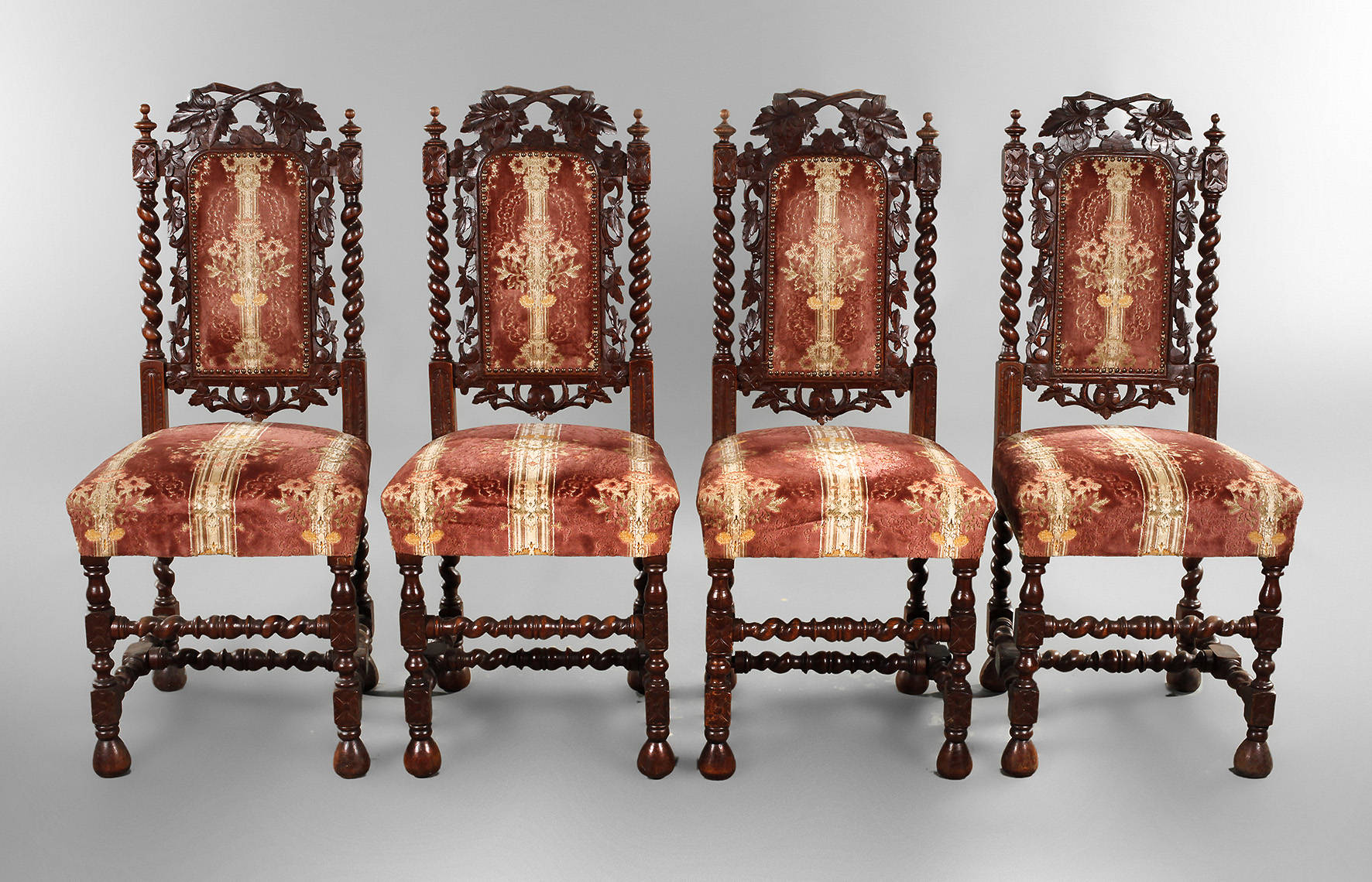 Vier Stühle im Barockstil