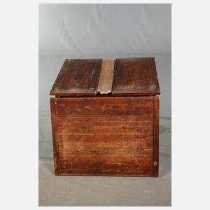 Auszugstisch und vier Stühle