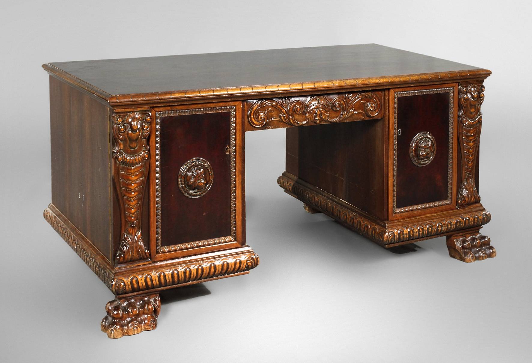 Schreibtisch auf Löwentatzen