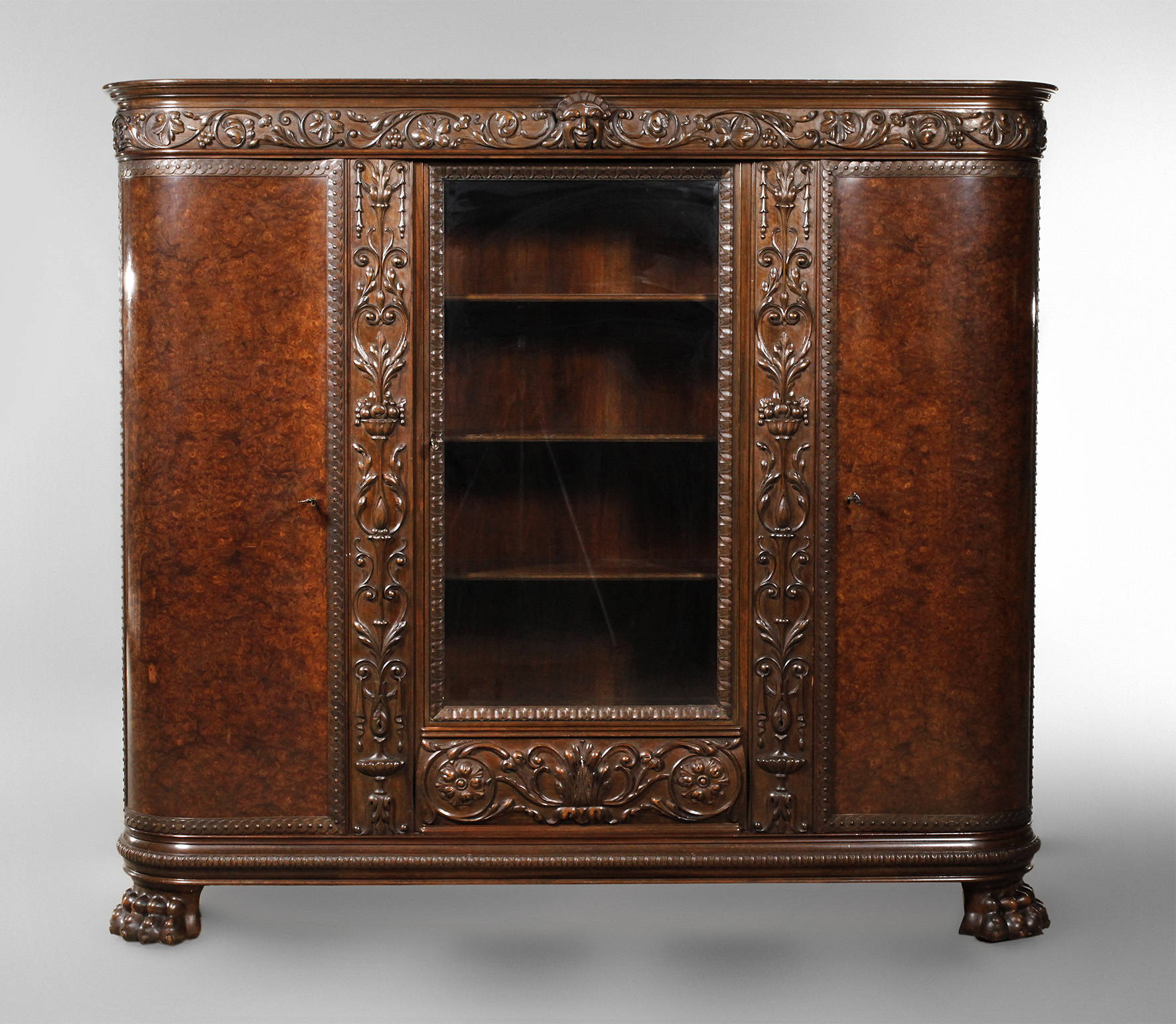 Bücherschrank mit Löwentatzen