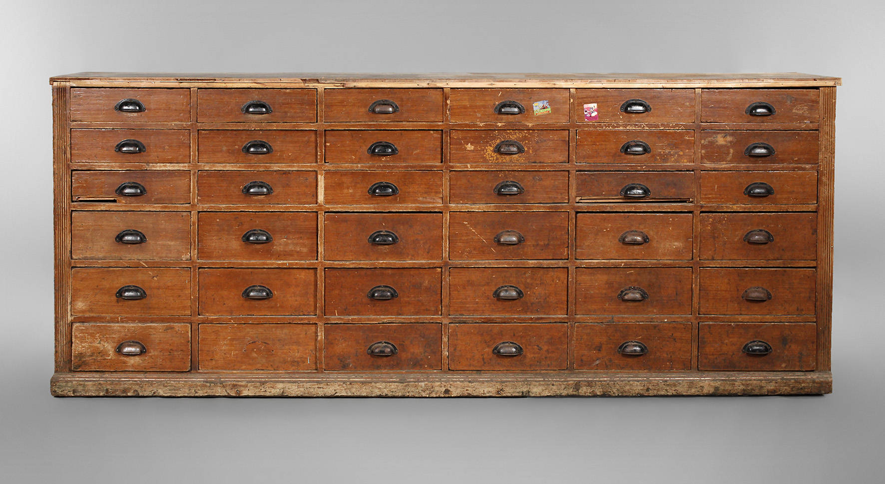 Regal aus einem Kolonialwarenladen