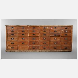 Regal aus einem Kolonialwarenladen