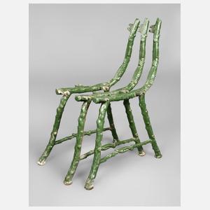 Drei Füße einer Gartenbank