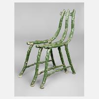 Drei Füße einer Gartenbank111