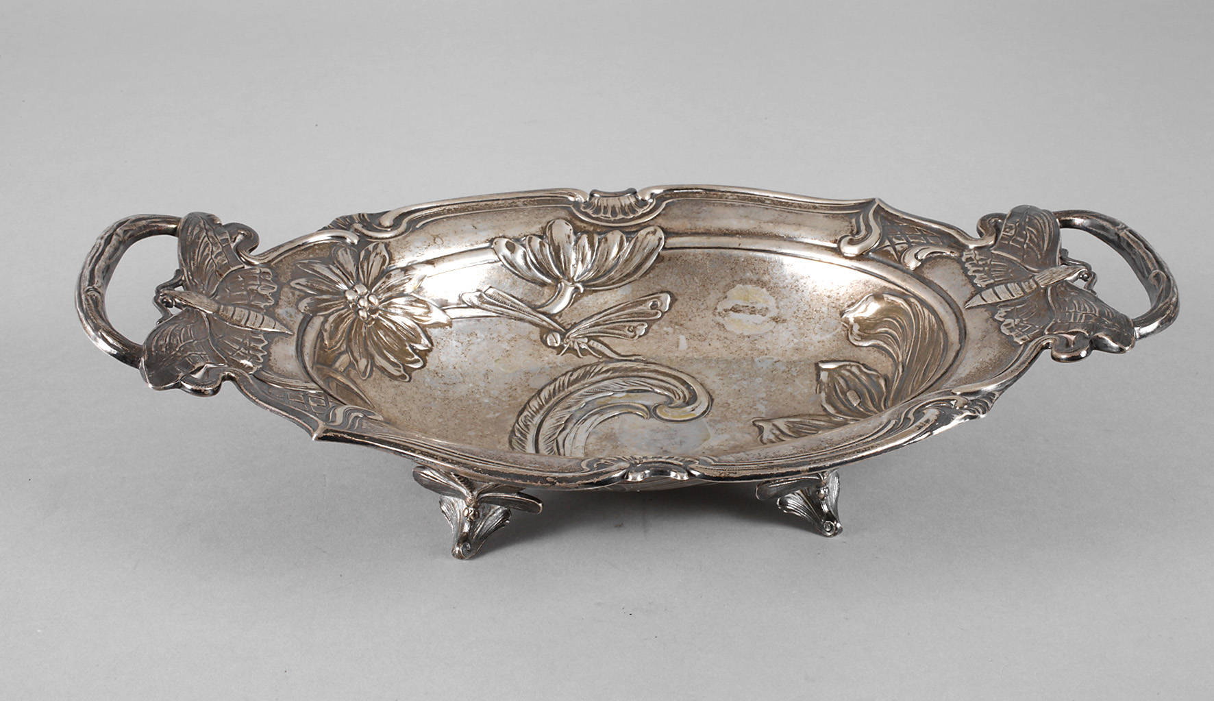 Silberschale mit Schmetterlingen