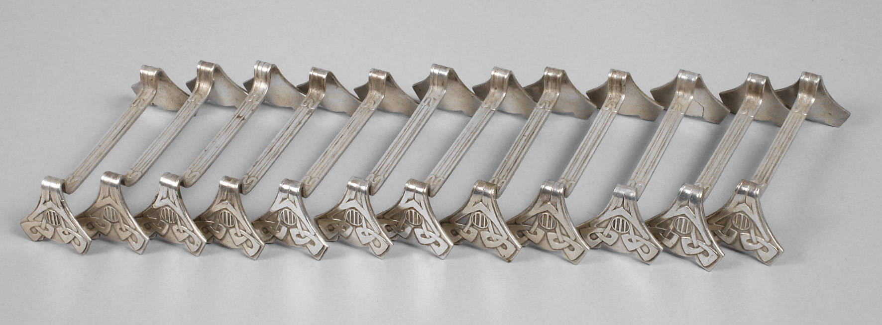 Zwölf Messerbänkchen Jugendstil