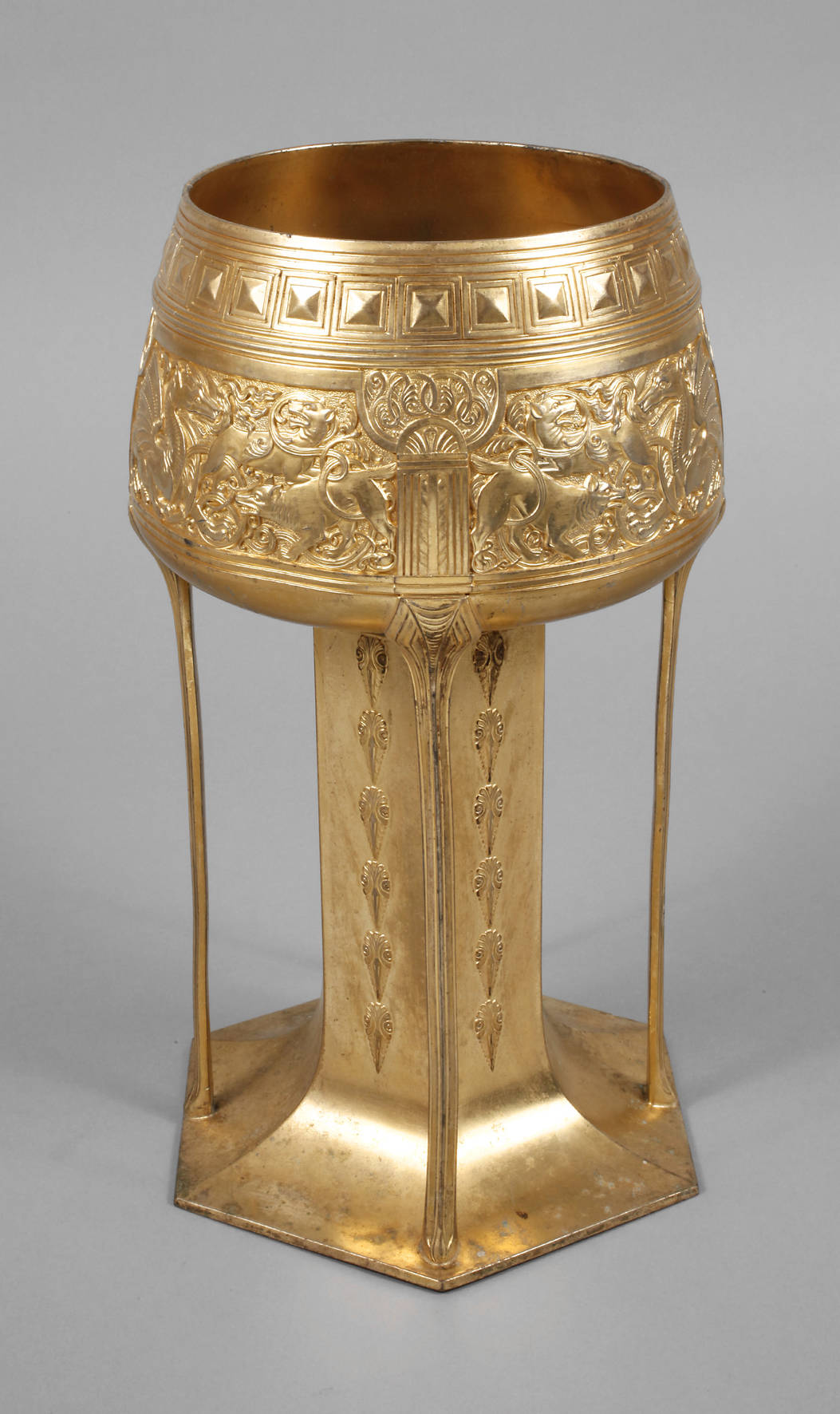 Übergroßer Jugendstilpokal