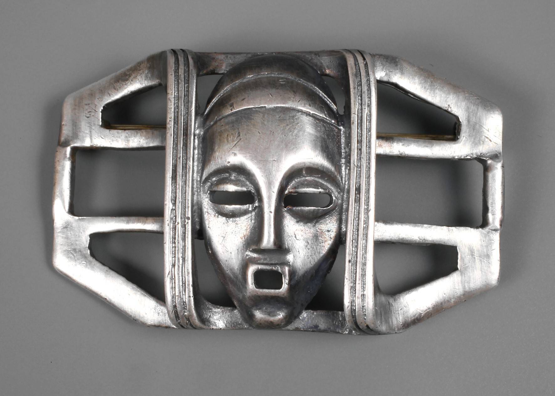 Brosche mit Maske