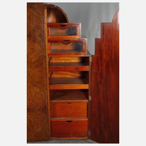 Großer Damenkleiderschrank