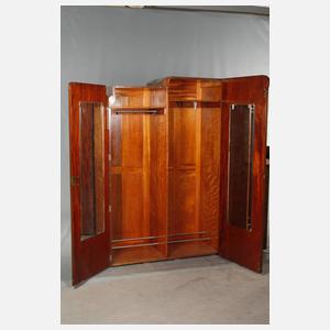 Großer Damenkleiderschrank