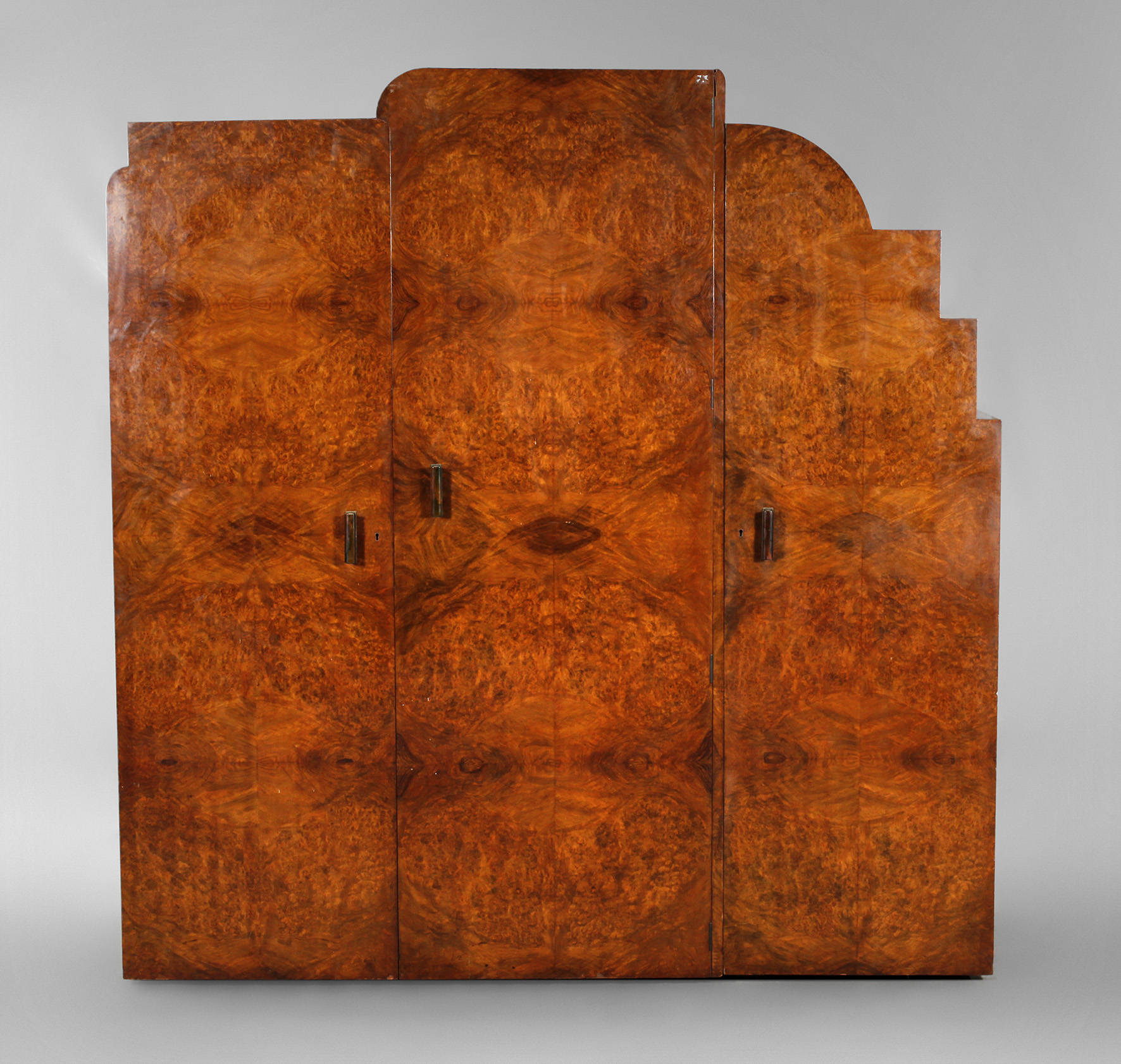 Großer Damenkleiderschrank