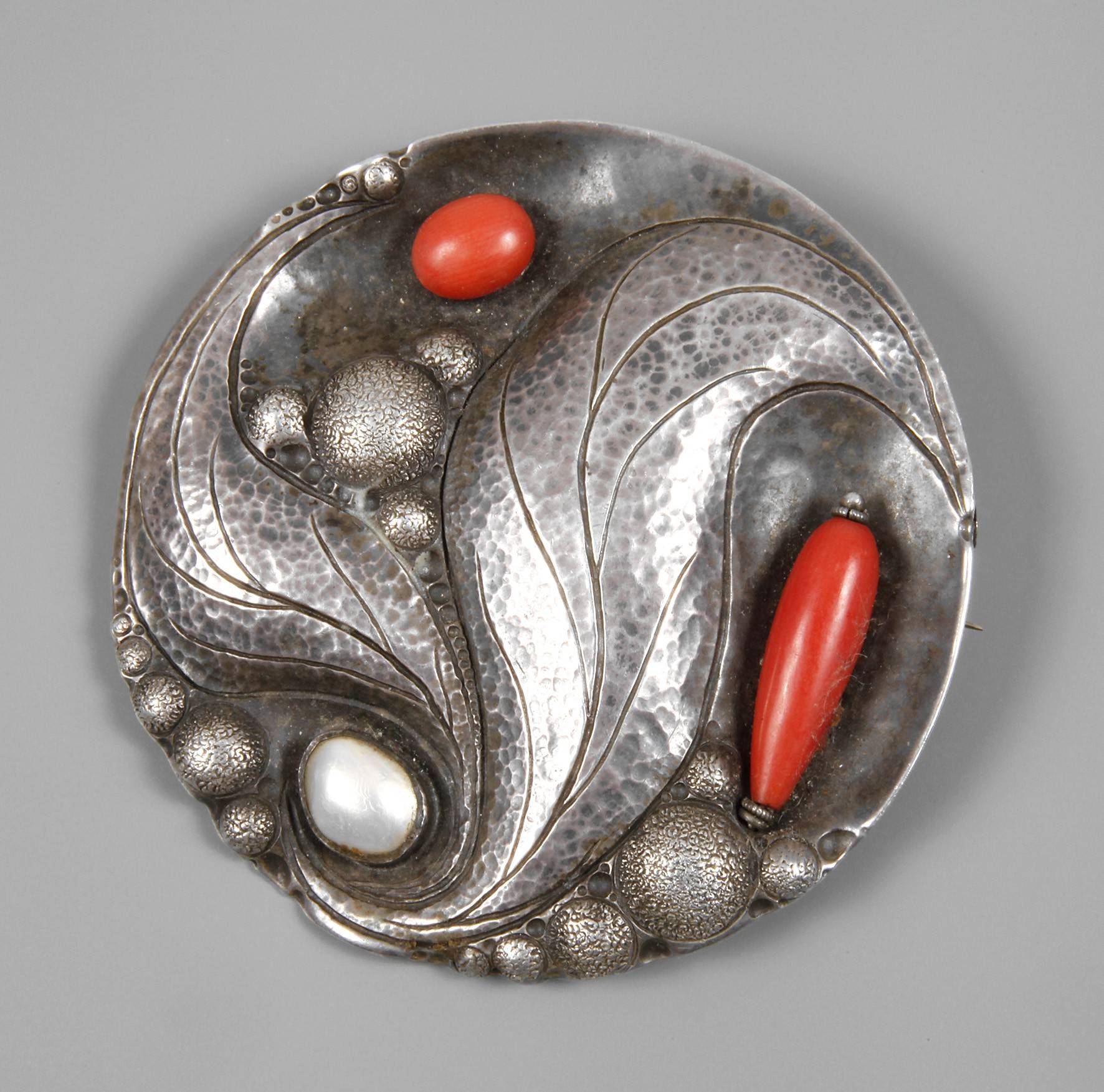 Brosche mit Korallen und Perle