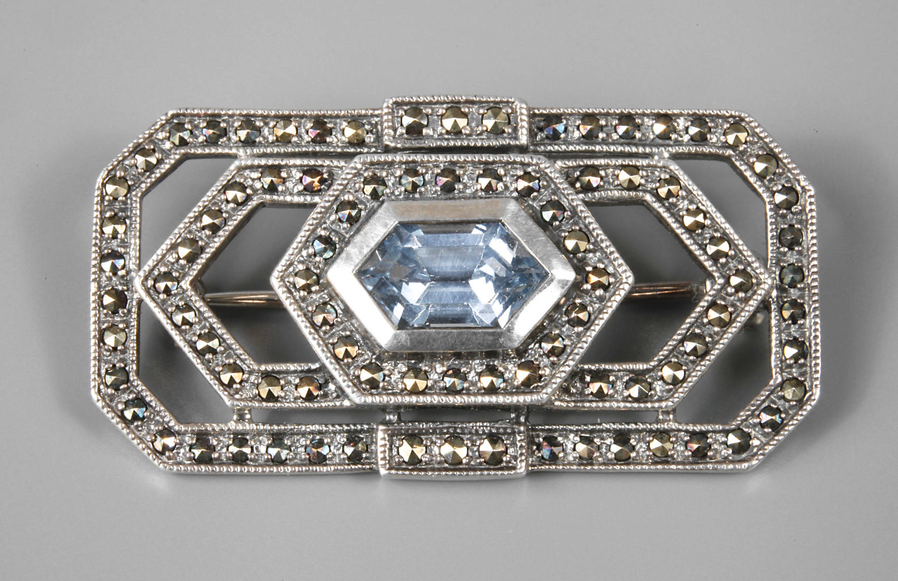 Brosche mit Markasit und synth. Spinell