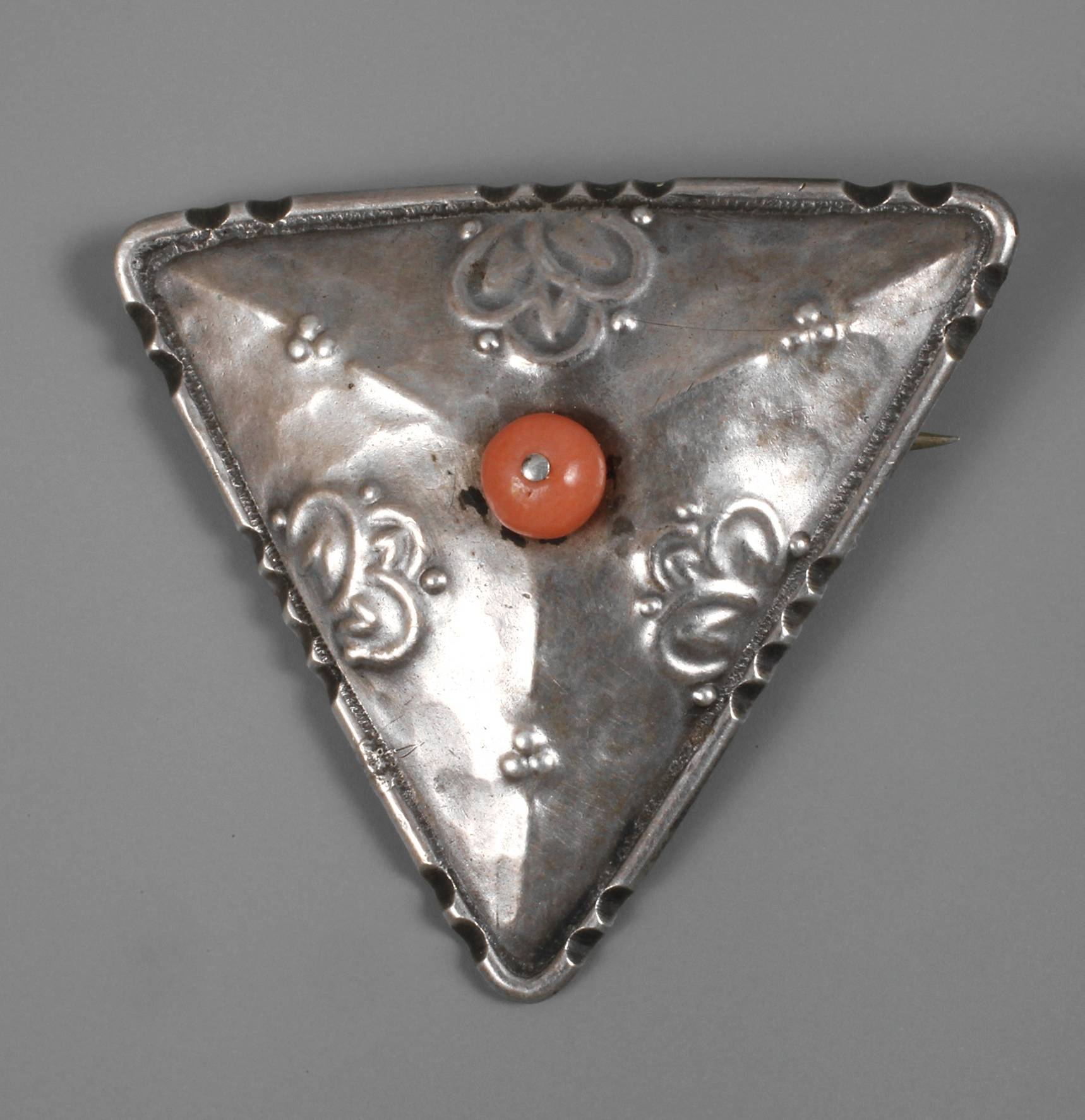 Dreieckbrosche mit Koralle