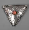 Dreieckbrosche mit Koralle