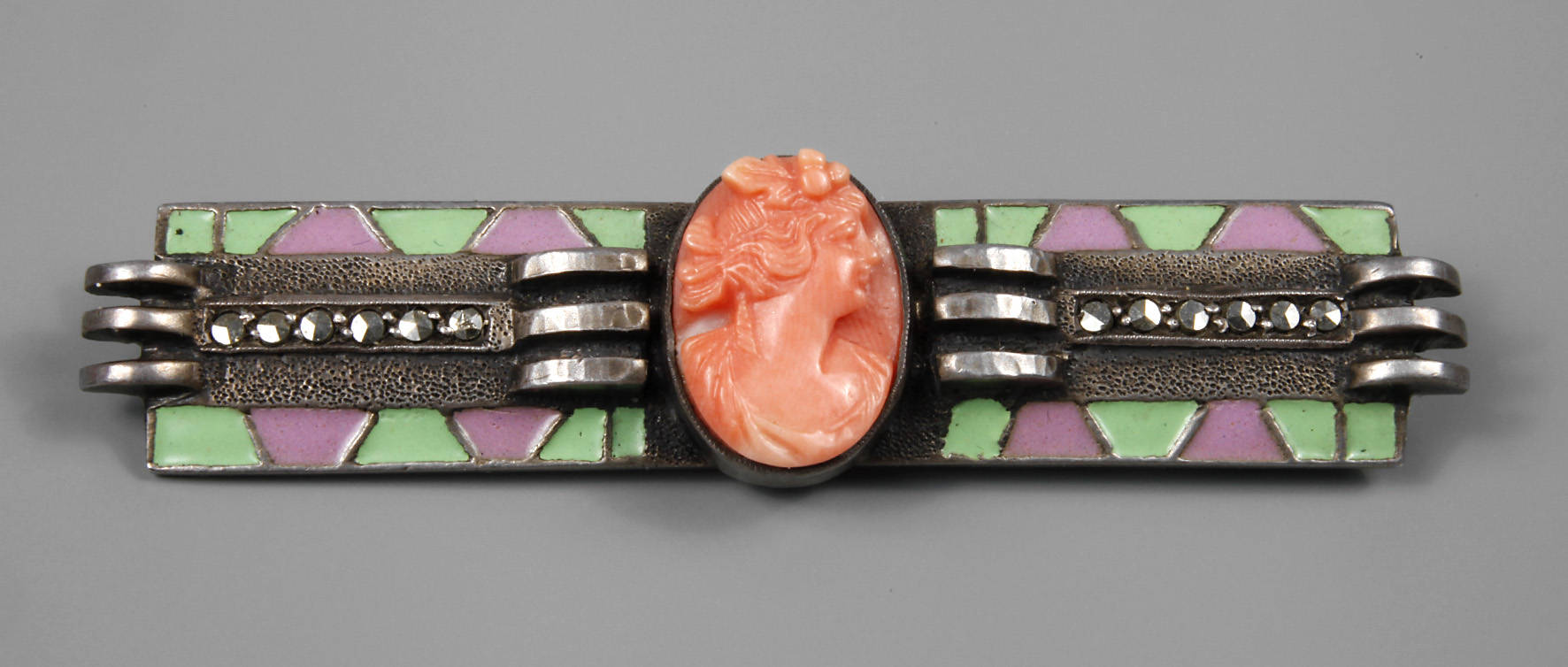 Karl Karst, Emailbrosche mit Korallenkamee