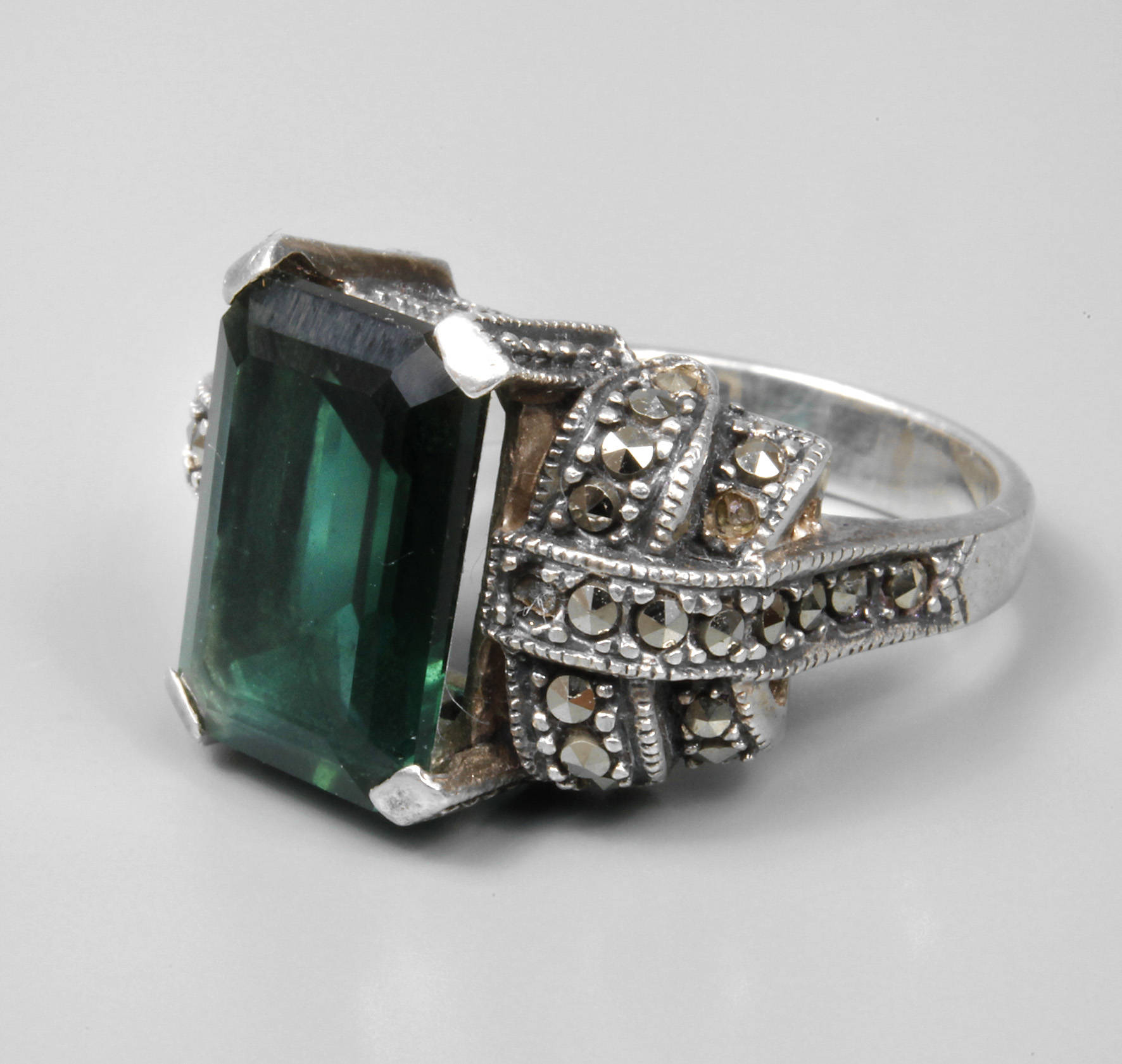 Damenring mit Markasiten und synthetischen Spinell