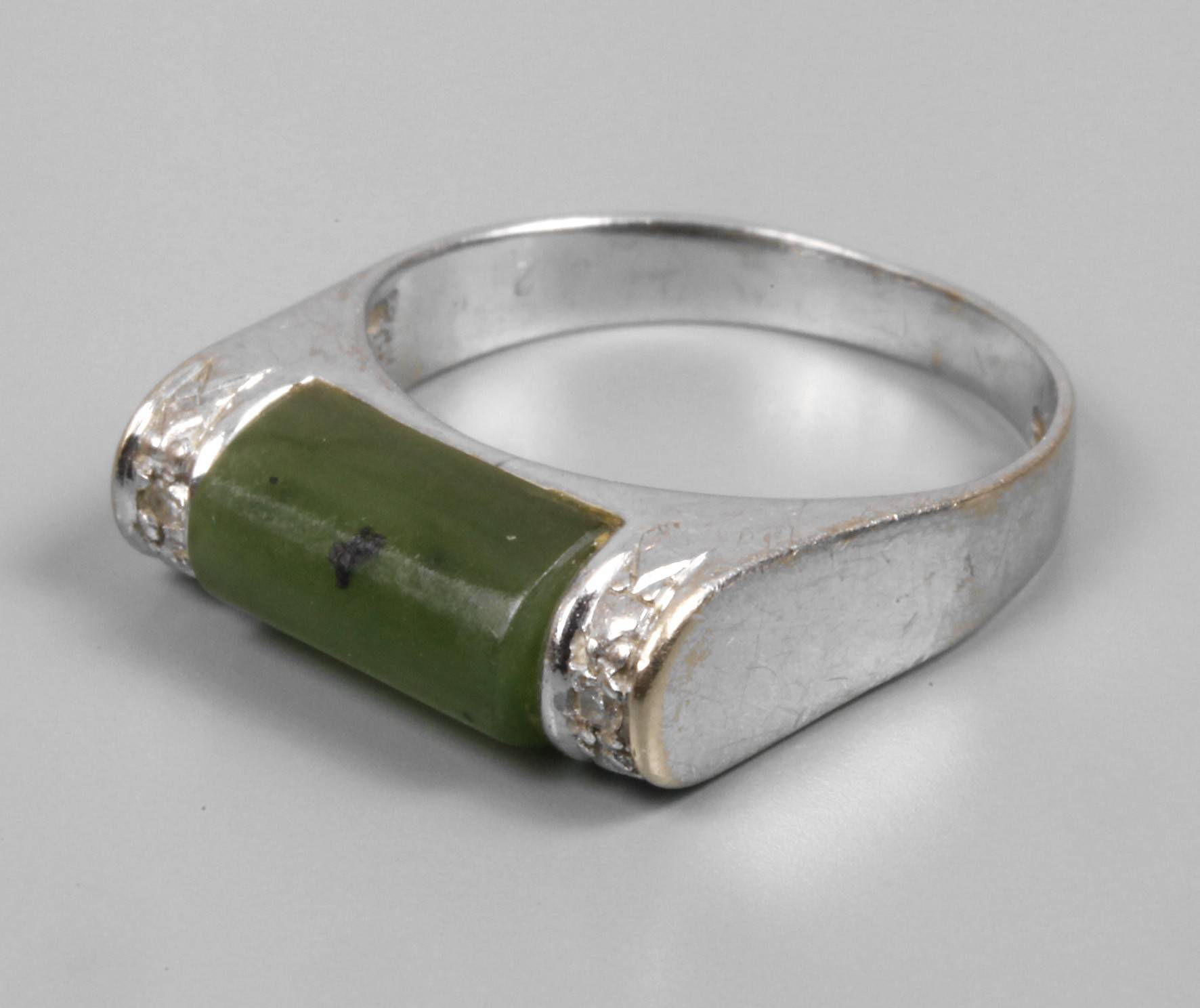 Weißgoldring mit Jade und Diamanten