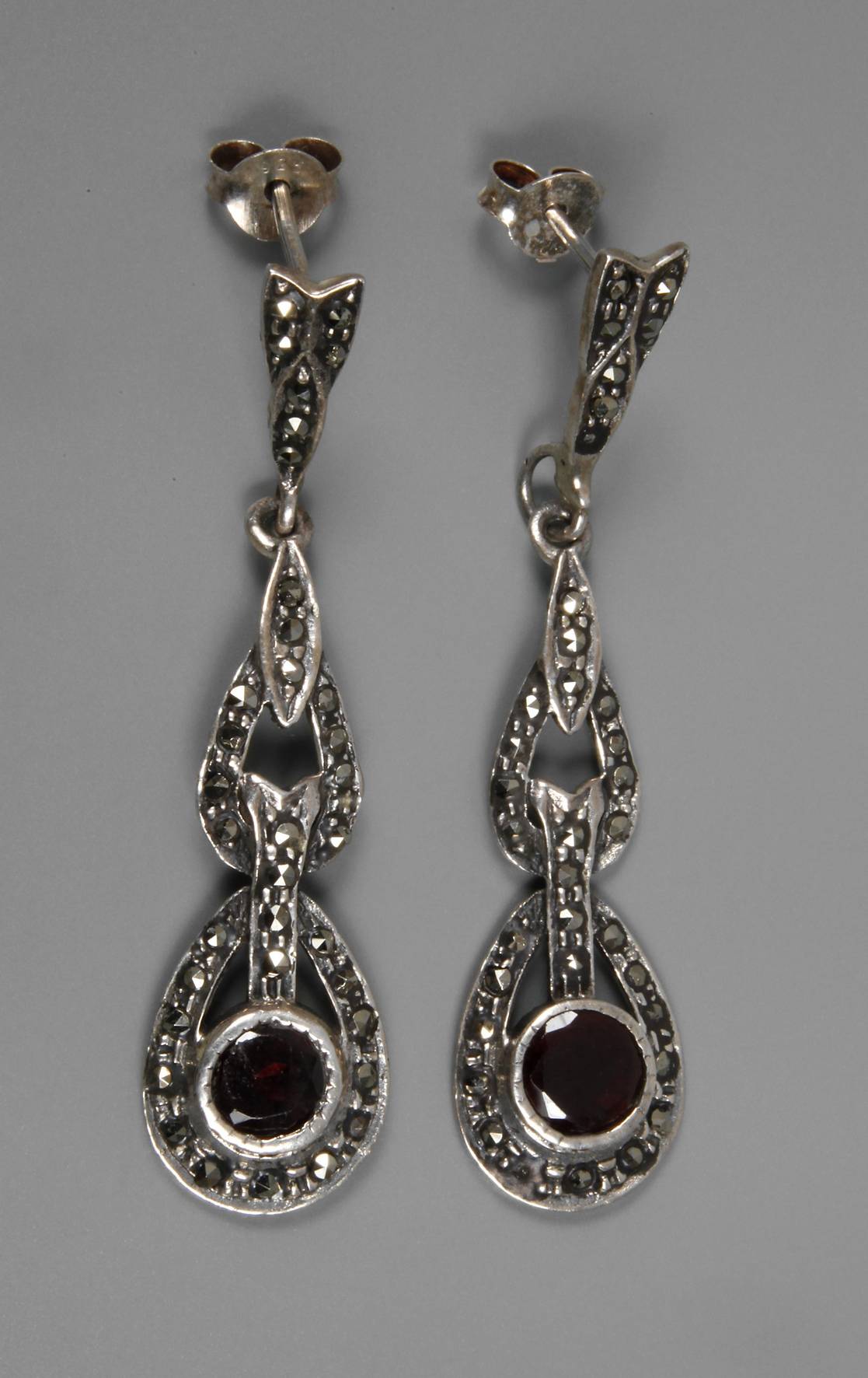 Paar Ohrhänger mit Granaten und Markasiten