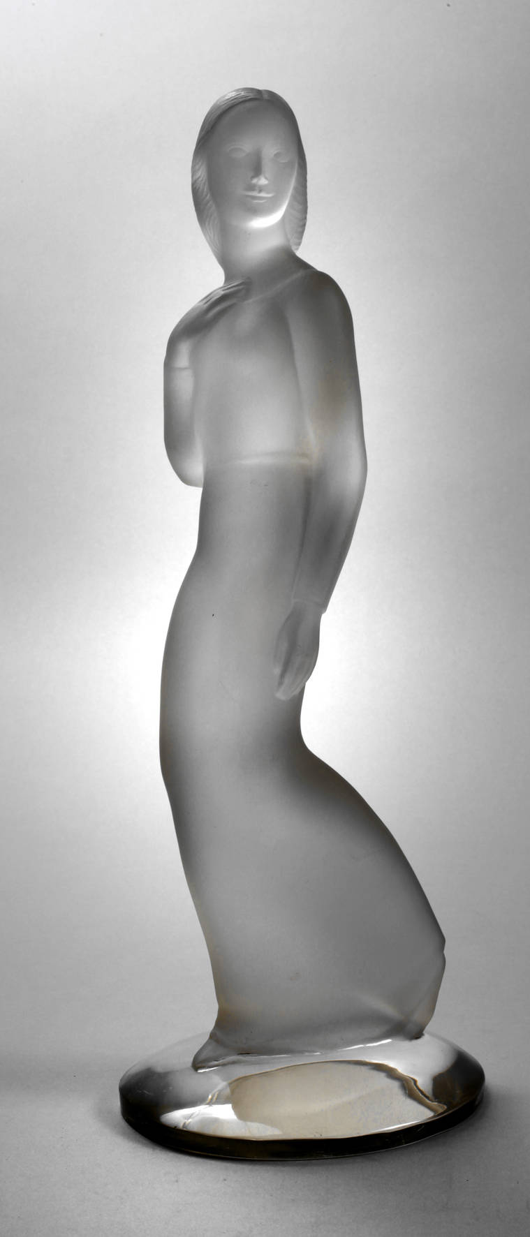 Glasskulptur schreitendes Mädchen