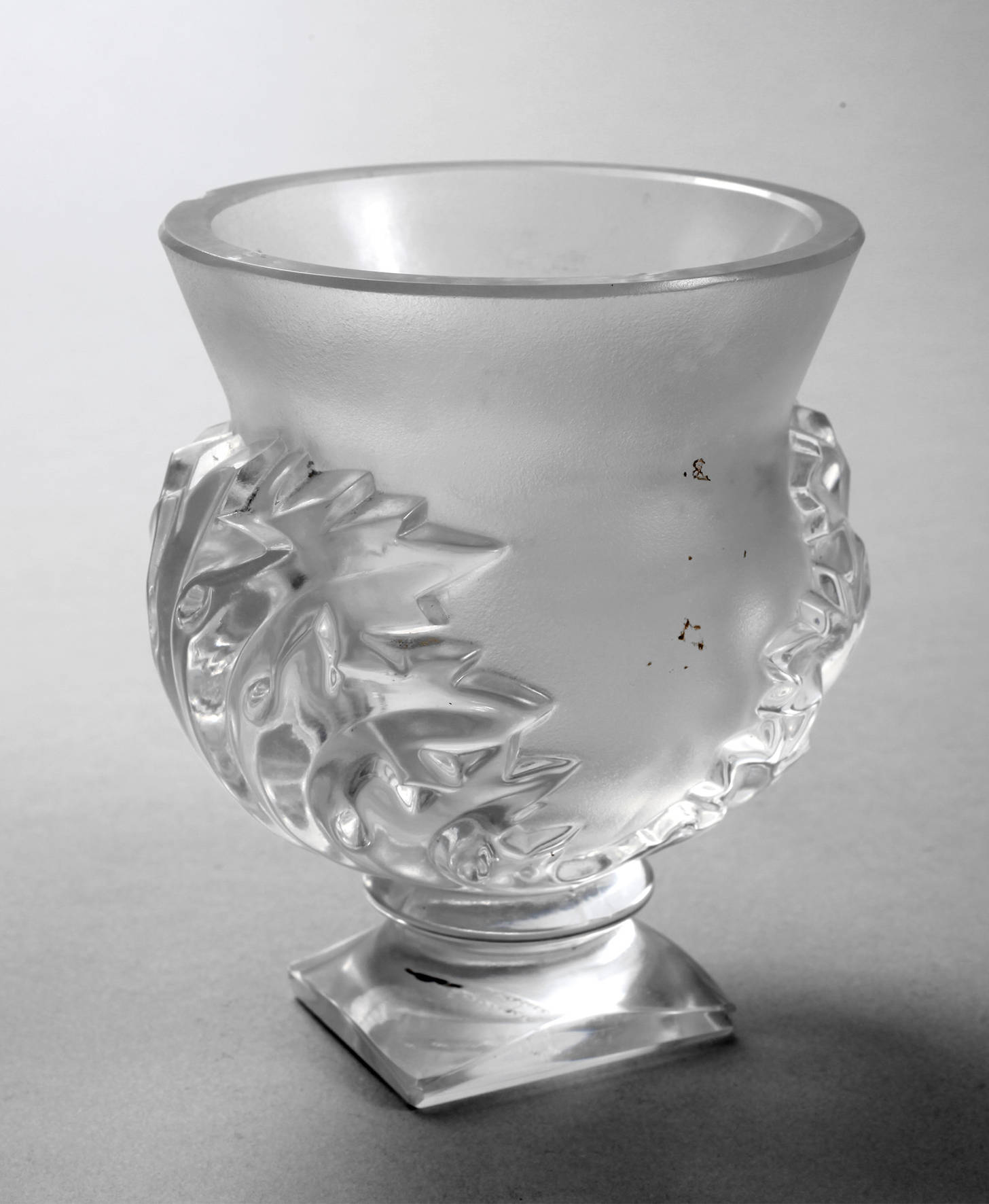 René Lalique Fußvase mit Blattmotiven