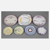 Sieben Teller Spritzdekor und ein Bildteller111