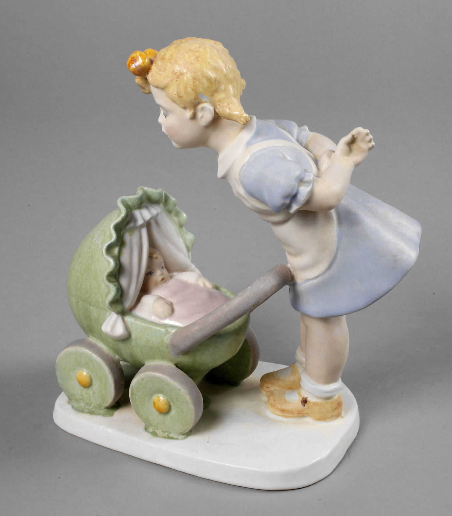 Keramos Wien Mädchen mit Puppenwagen