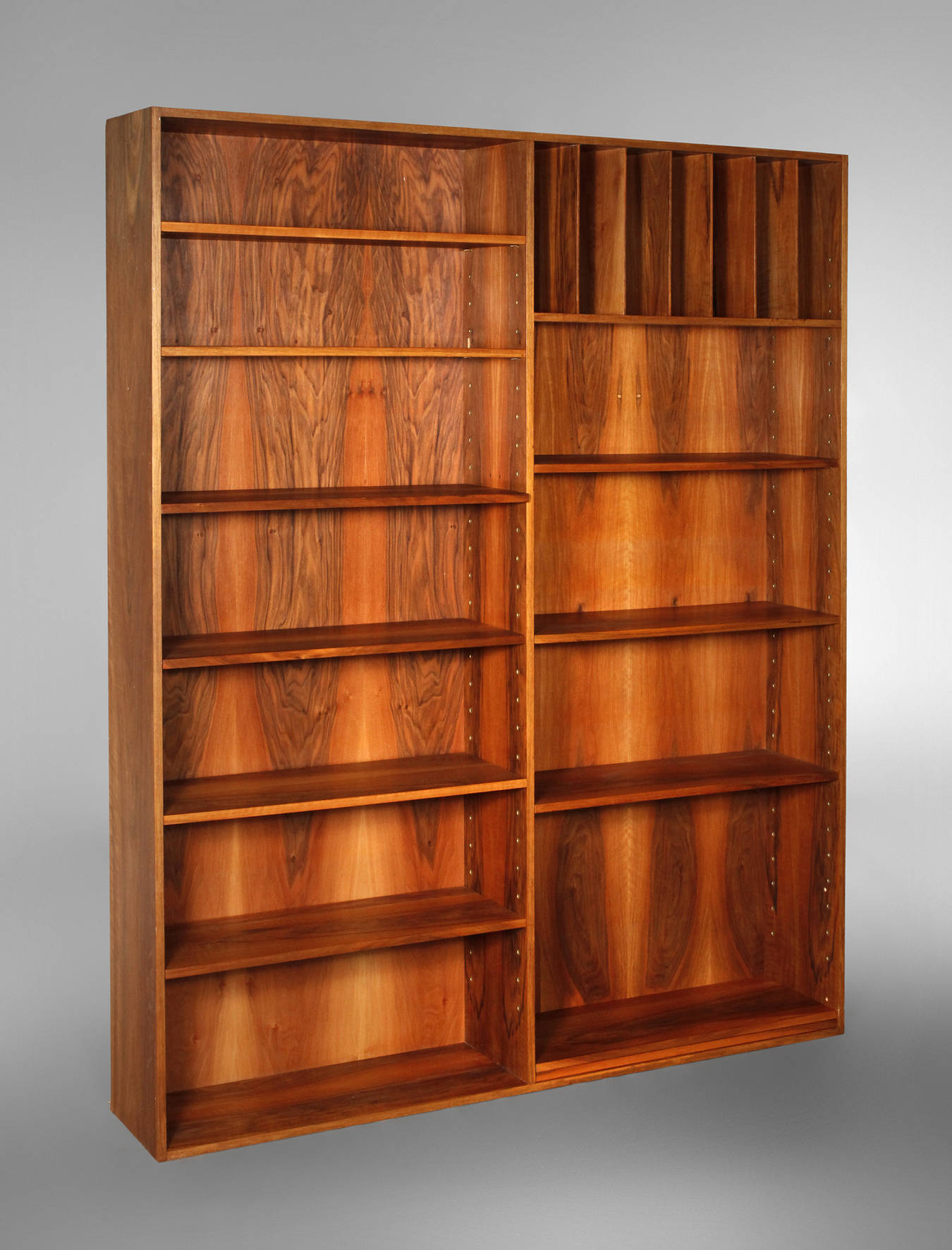 Großes Bücherregal