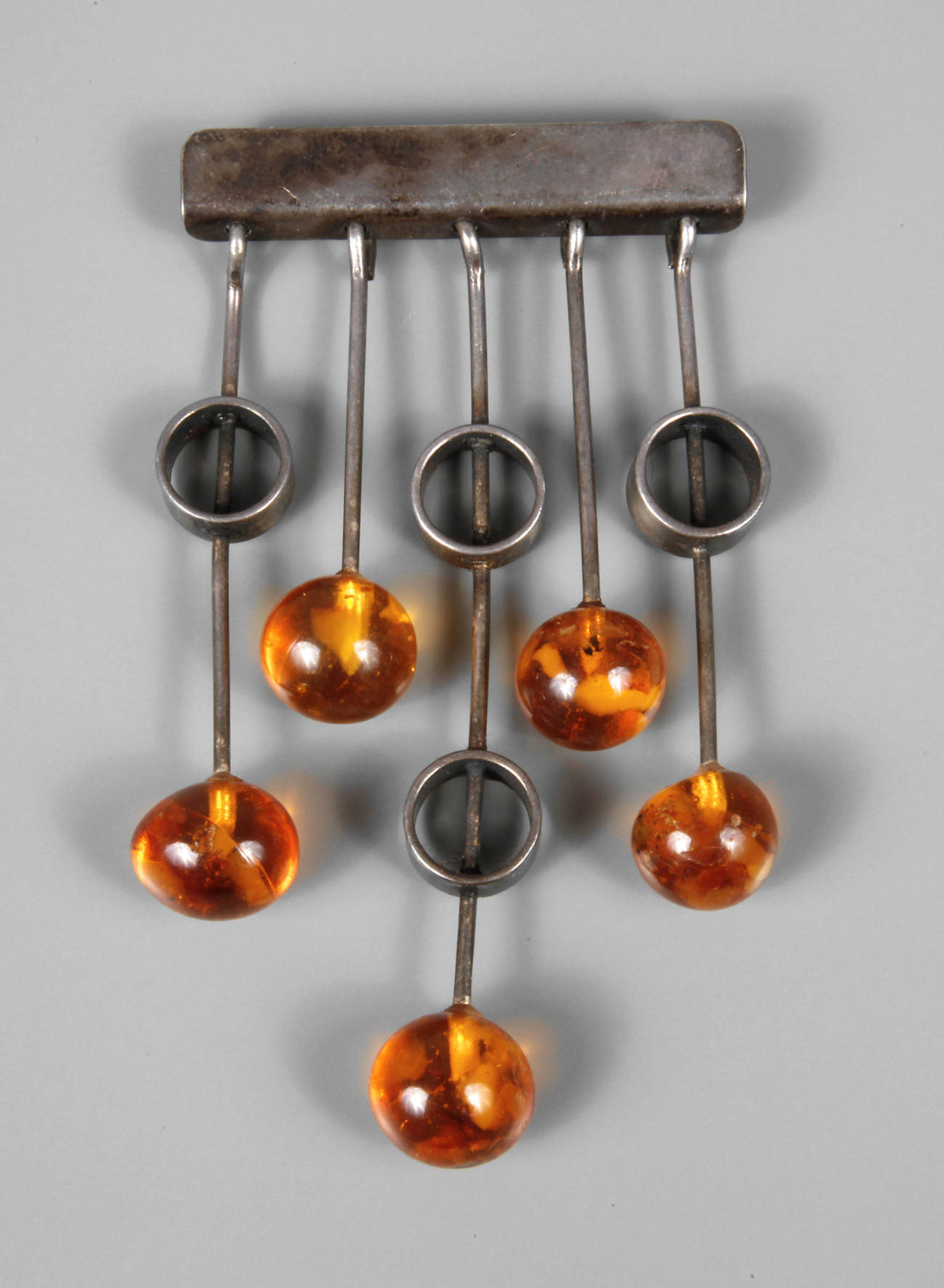 Brosche mit Bernsteinen