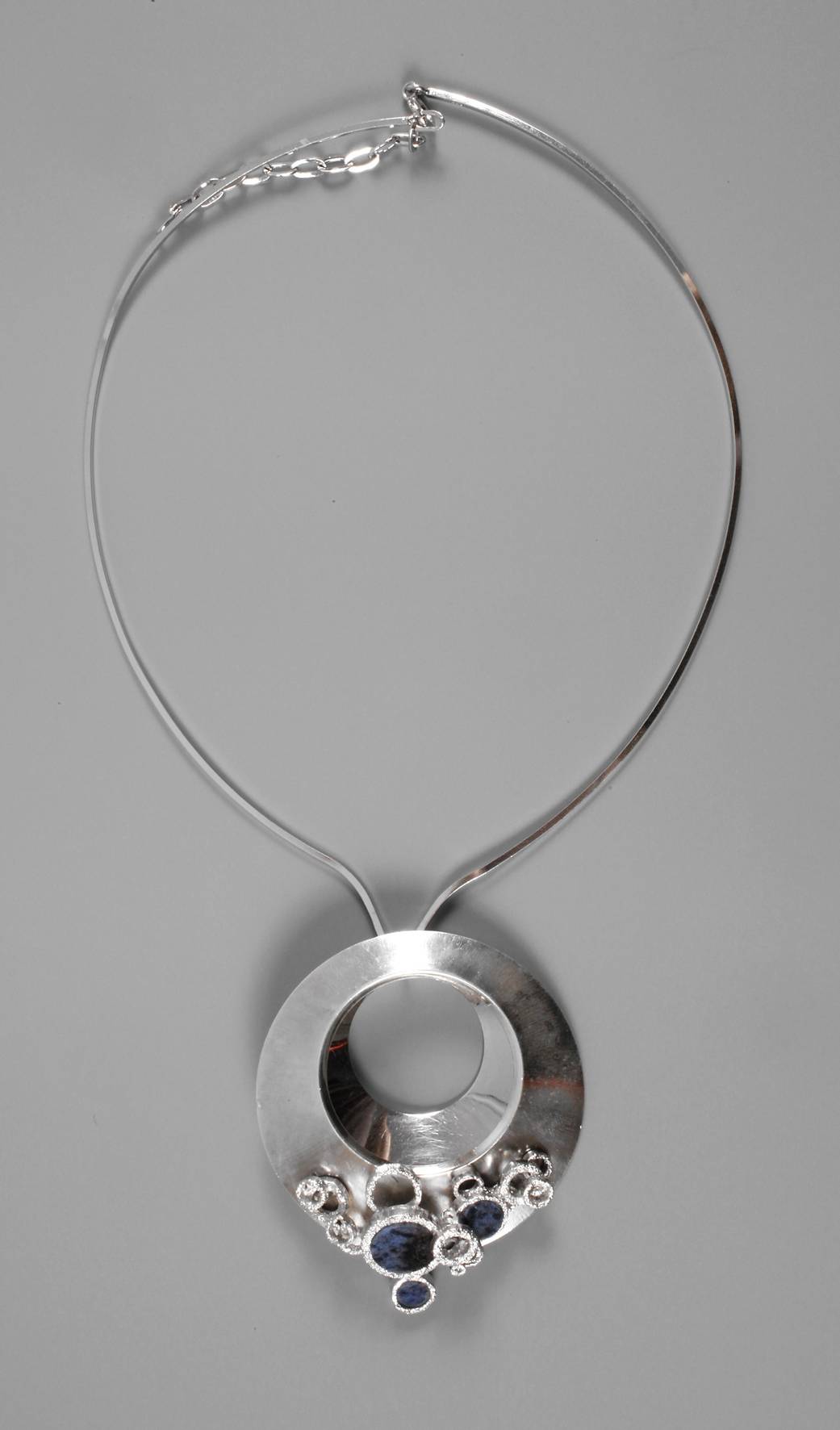Designcollier mit Sodalithen