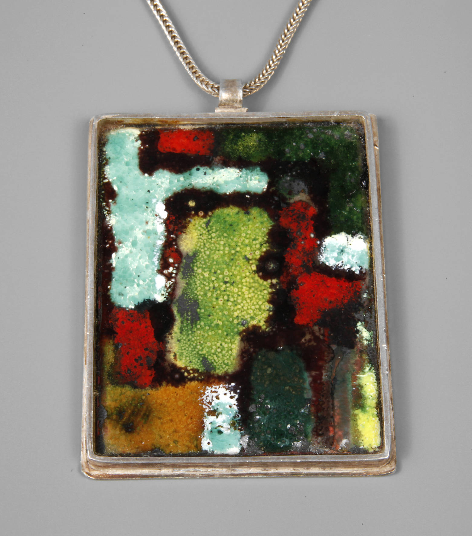 Großer Emailanhänger an Kette