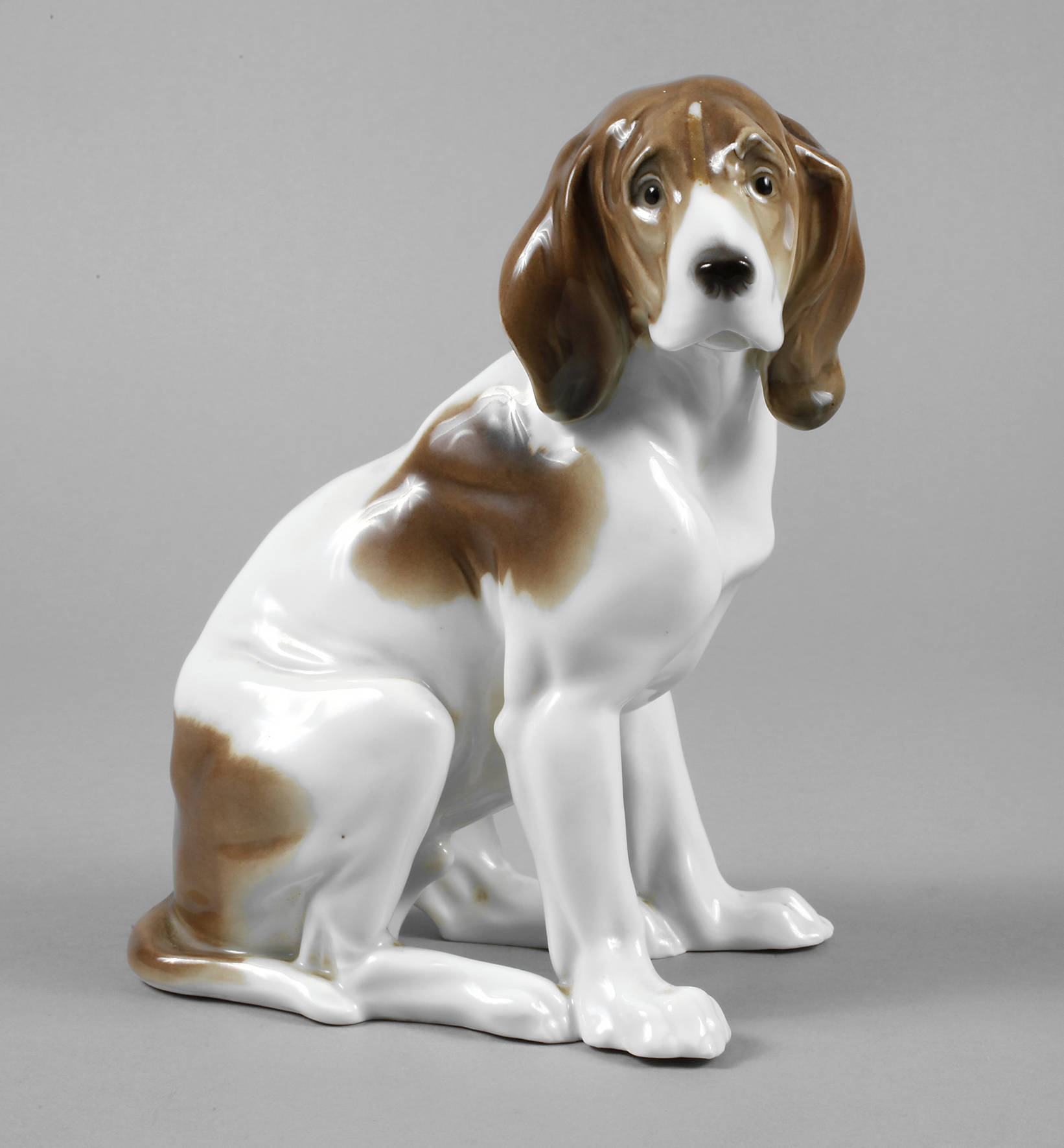 Volkstedt sitzender Jagdhund