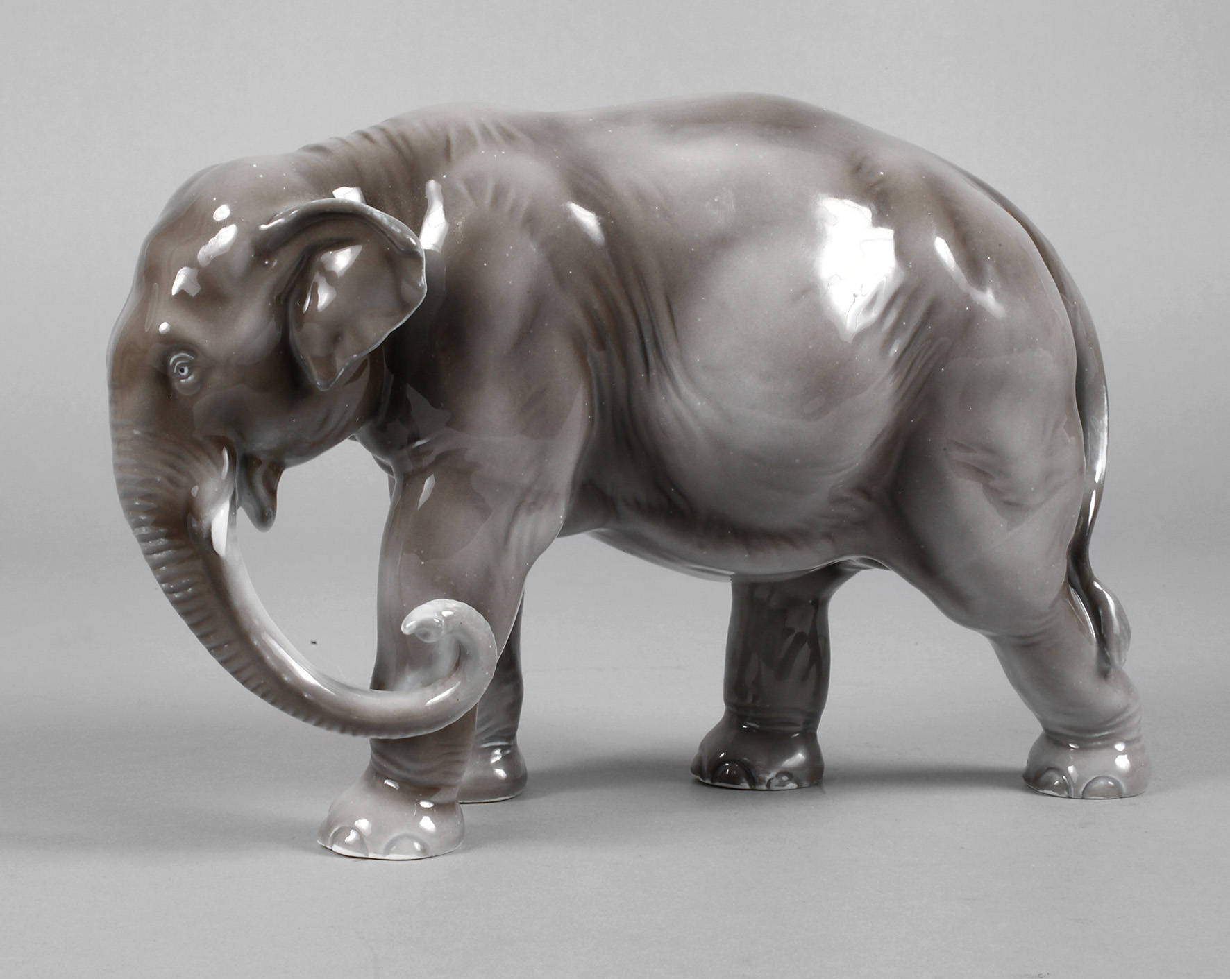 Fraureuth schreitender Elefant