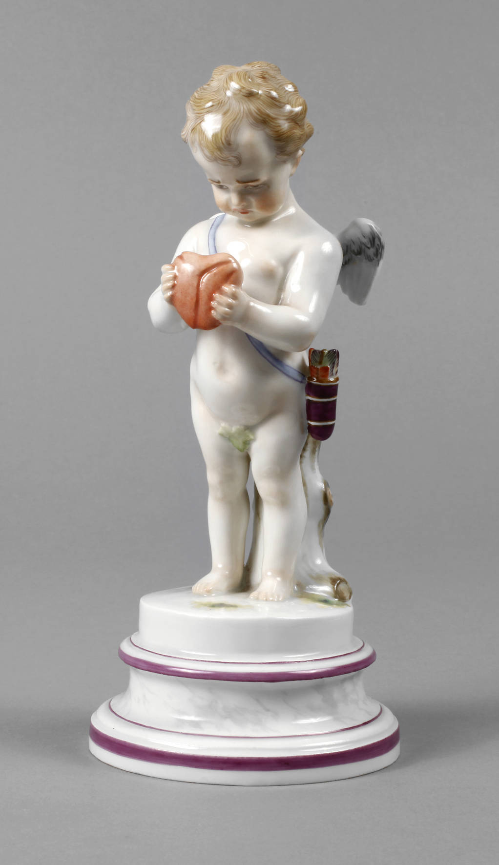 Meissen ”Amor in Verlegenheit, vor einem gebrochenem Herzen”