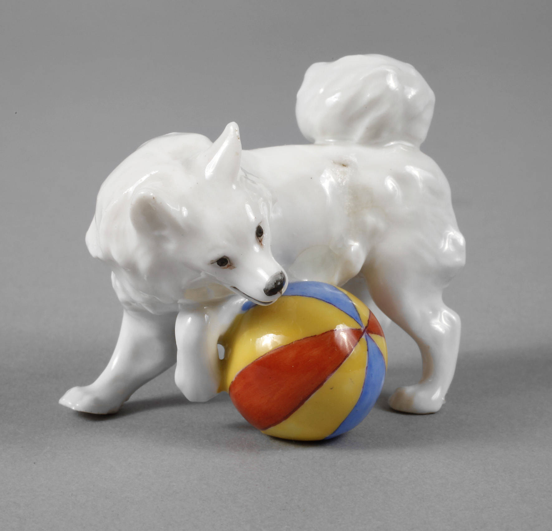 Meissen kleiner Spitz mit Ball