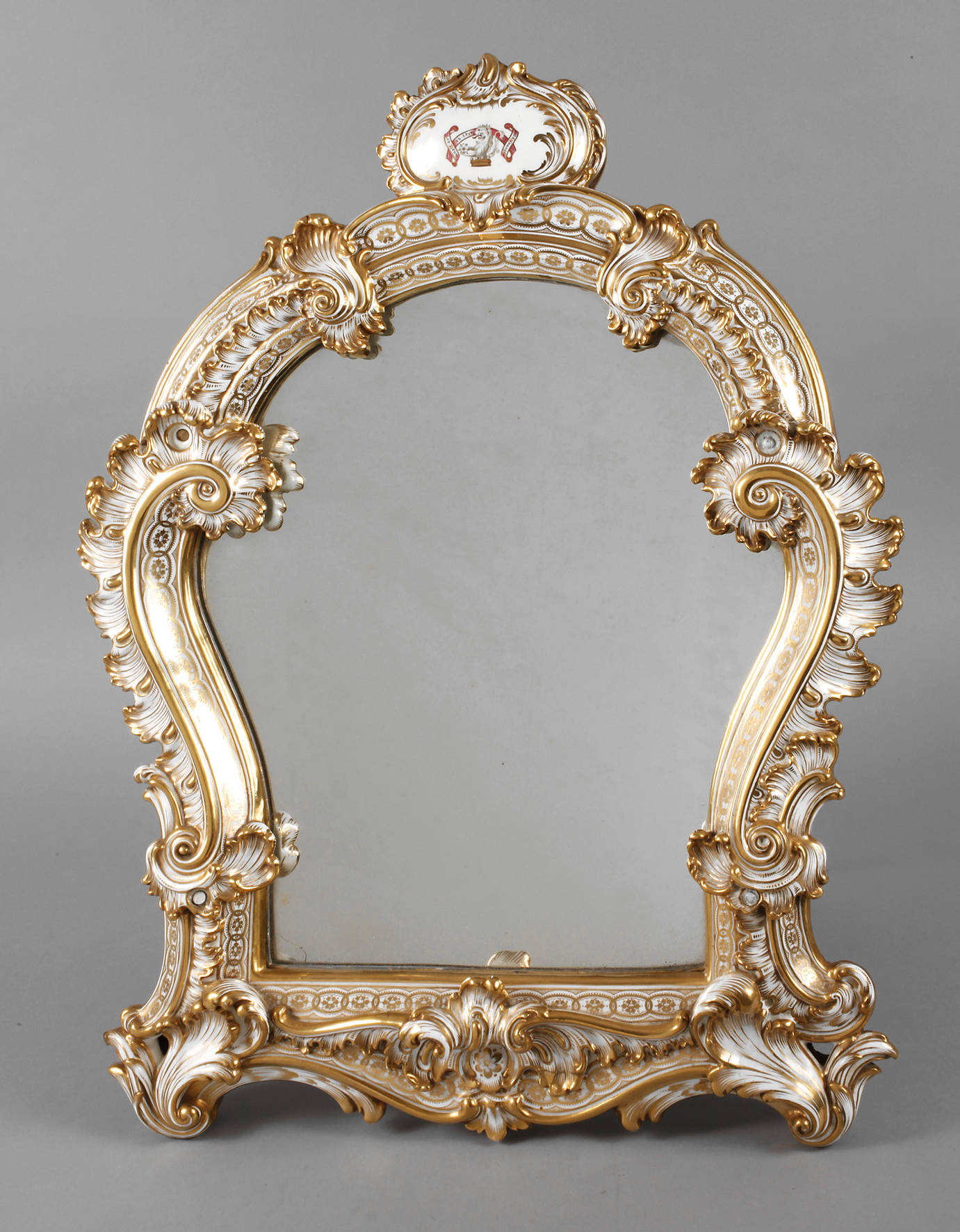 Spiegel im Porzellanrahmen